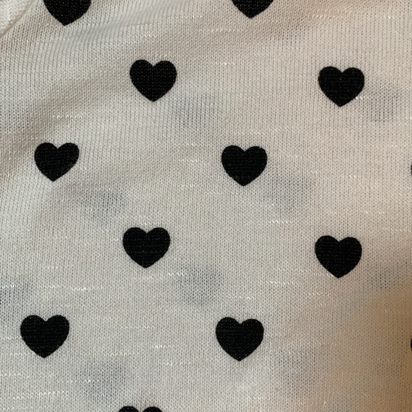 Girls size 4 to 6 years old H&M lightweight net long sleeve with black hearts - Picture 2 of 3